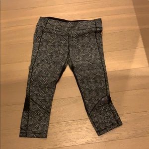 Lululemon 3/4 black and white legging